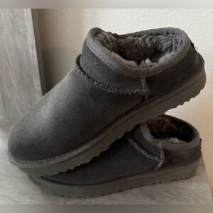 UGG Women's Classic Slippers, size EU-38, gray, made of suede with a fur lining